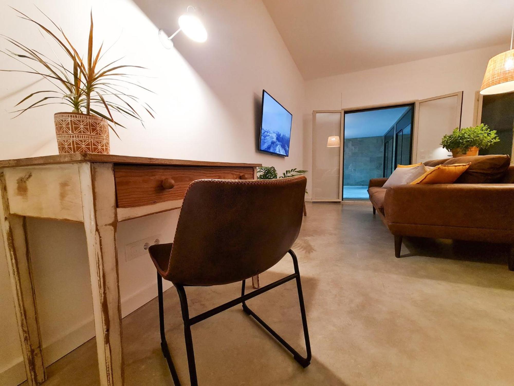 Loft Con Piscina Climatizada De Agua Salada Y Parking En El Centro De Figueres Apartment Figueres  Exterior foto